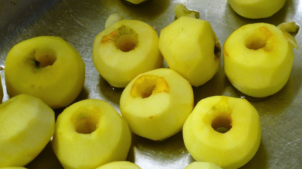 Vorbereitung für Apfelringe - Äpfel schälen und trocknen