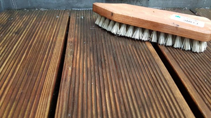 Balkon Dielen aus Holz reinigen - am besten mit Handarbeit