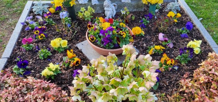 Grabgestaltung im Frühling